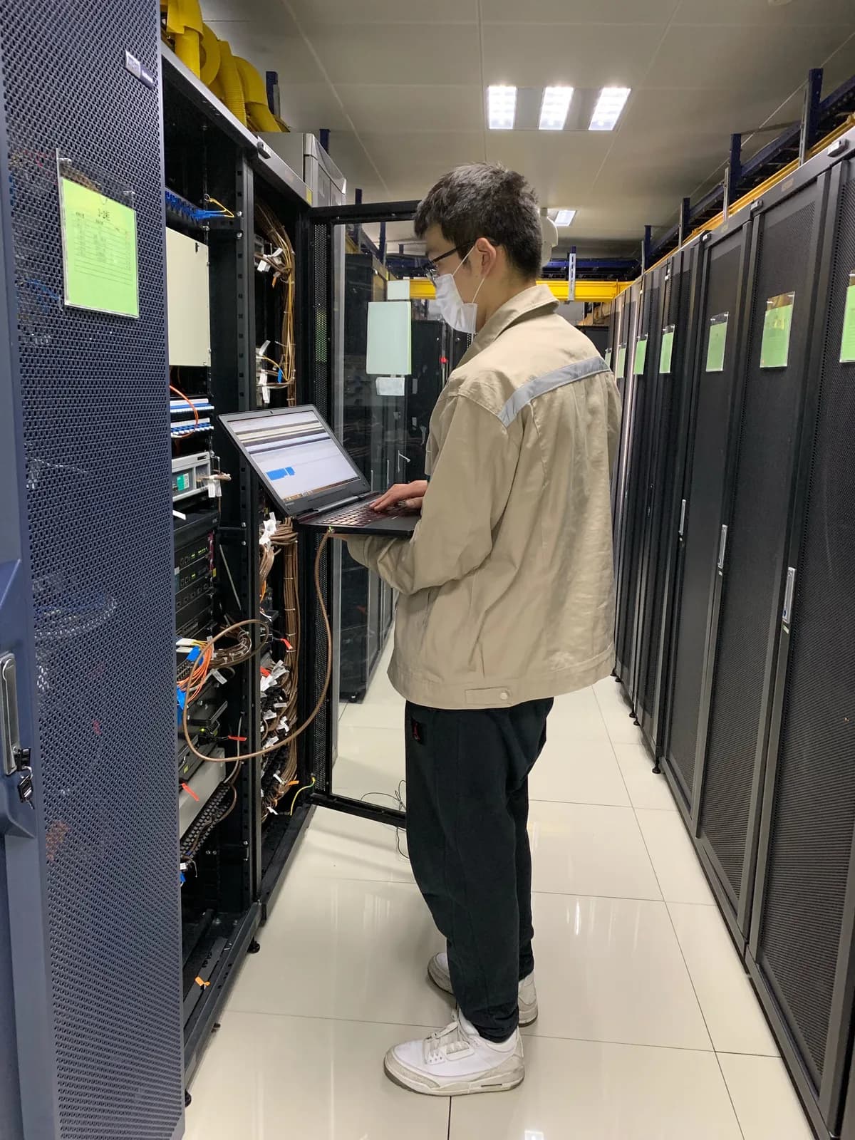 Onsite network troubleshooting with a laptop in a State Grid server room
